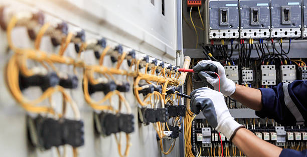Professional Electrician technician working in Franklin Park, FL